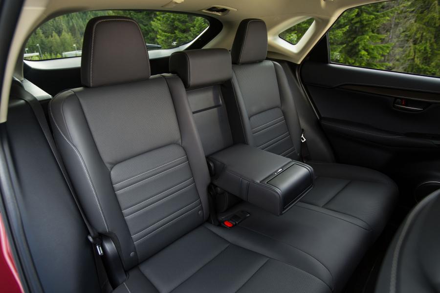 Интерьер Lexus NX300h 2015 года  (NL) (фото 13 из 33)